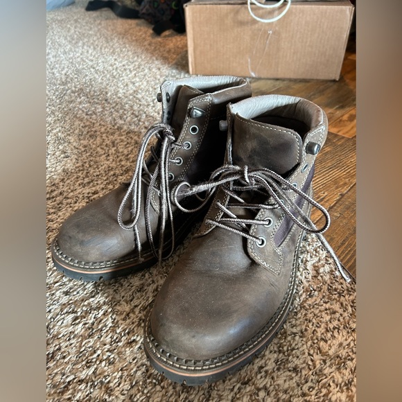 Gently worn Eddie Bauer Men’s boots - Picture 3 of 5